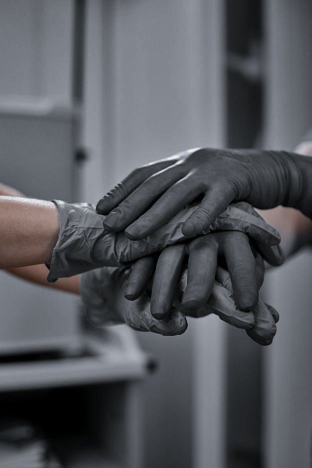 Professionelles Reinigungsteam bei der Arbeit im Büro